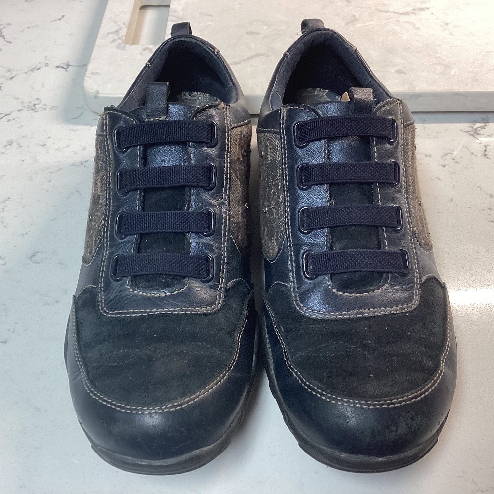 Womens Taos Slip On size 9 Navy leather w suede/ cloth /embellishments